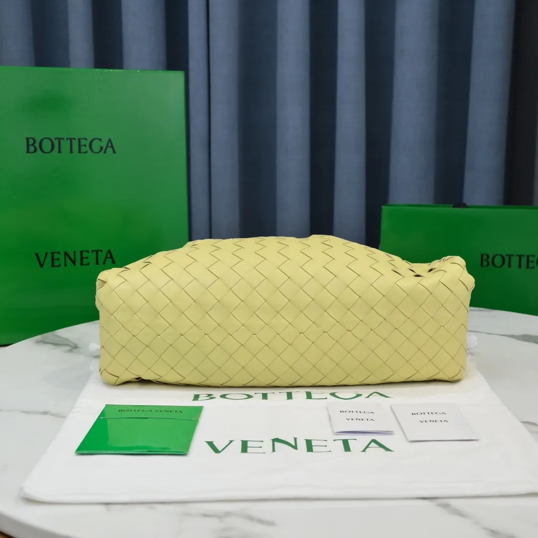🔥🔥The counterattack of the popular Bottega Veneta started with this series of cloud bags, which went viral in the fashion circle and started a craze! Out of stock, out of stock, out of stock... One piece is hard to find, super hard to buy, regardless of age, season, or occasion. Very classy. Really, if you carry this on the road, it will turn heads! This is also the reason why this series is so expensive. Large size: 38*20*8.5cm [Big clouds and large grid weaving]